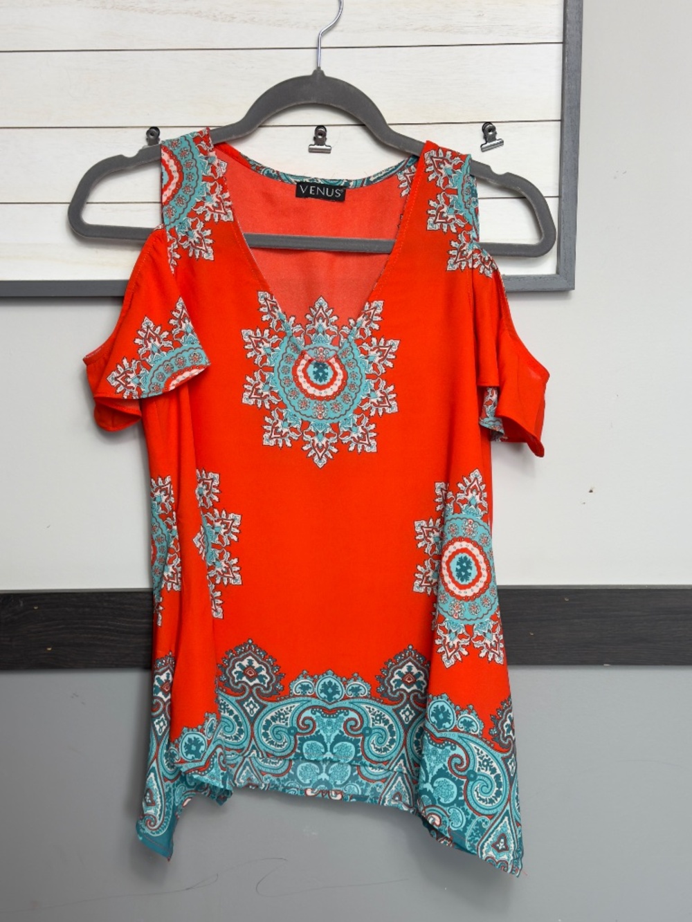 VENUS cold shoulder ruffle sleeve asymmetrical blouse ogee print size small